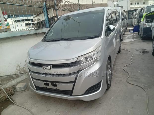 Toyota Noah 2.0 AWD (8 Seater) 2017 Gray
