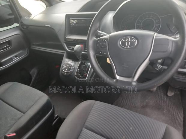 Toyota Noah 2.0 AWD (8 Seater) 2017 Gray