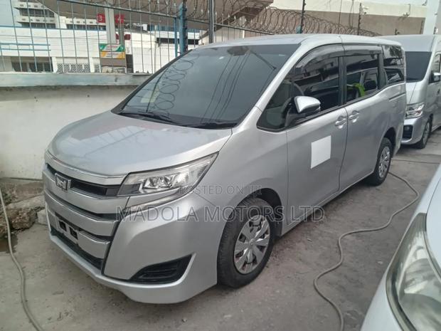 Toyota Noah 2.0 AWD (8 Seater) 2017 Gray
