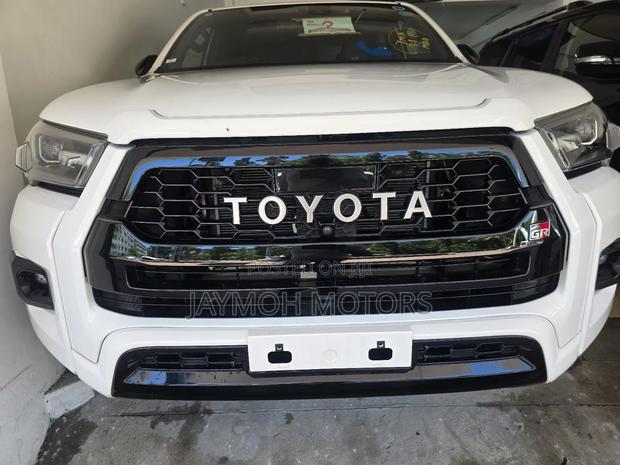 Toyota Hilux 2023 White