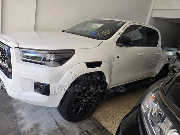 Toyota Hilux 2023 White