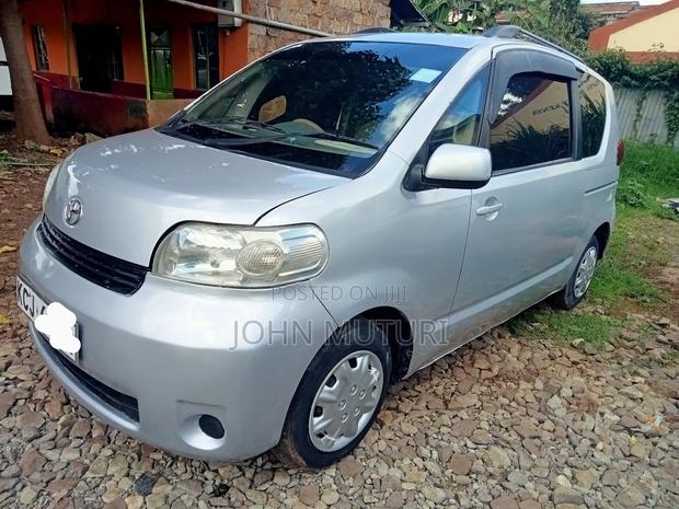 Toyota Porte 2009 Silver