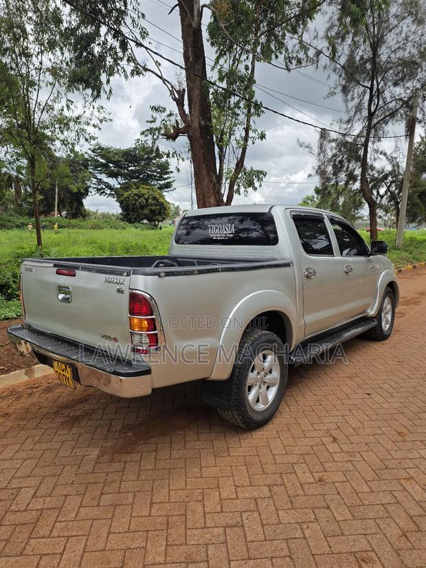 Toyota Hilux 2010 Silver