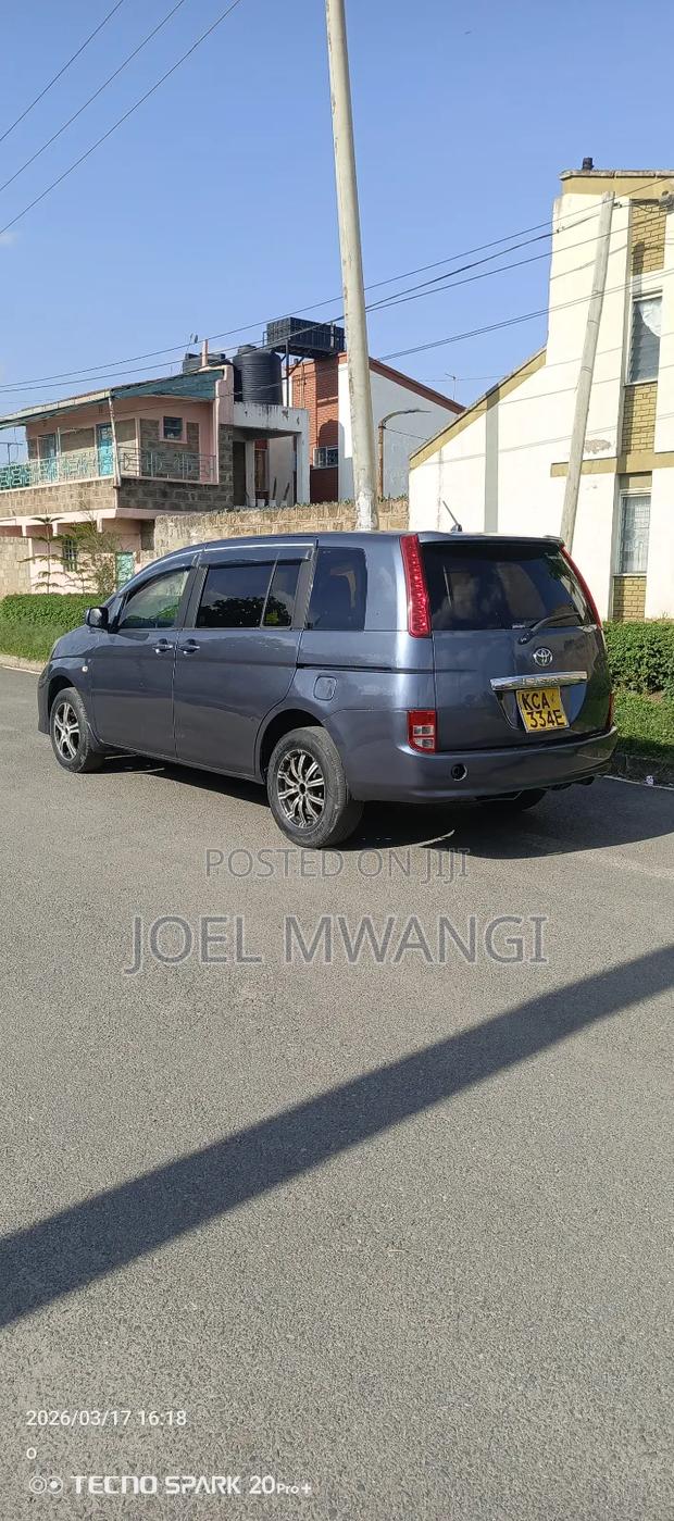Toyota ISIS 2006 Gray