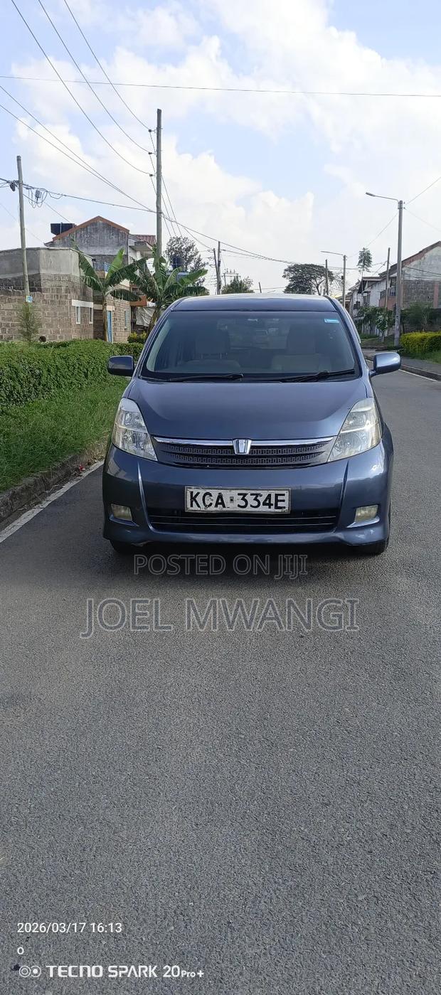 Toyota ISIS 2006 Gray
