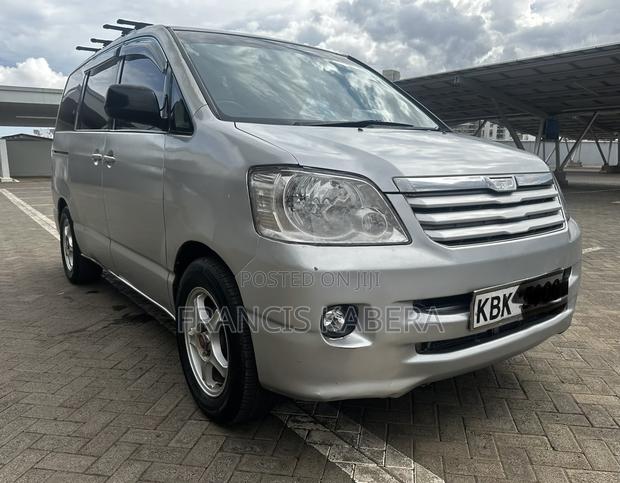 Toyota Noah 2.0 AWD (8 Seater) 2005 Silver