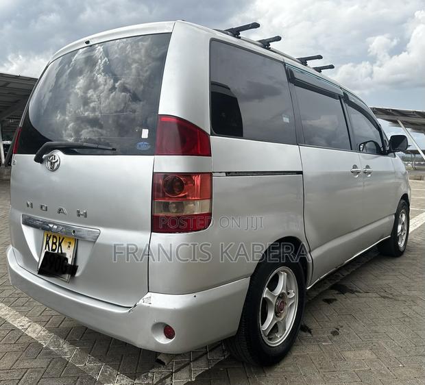 Toyota Noah 2.0 AWD (8 Seater) 2005 Silver