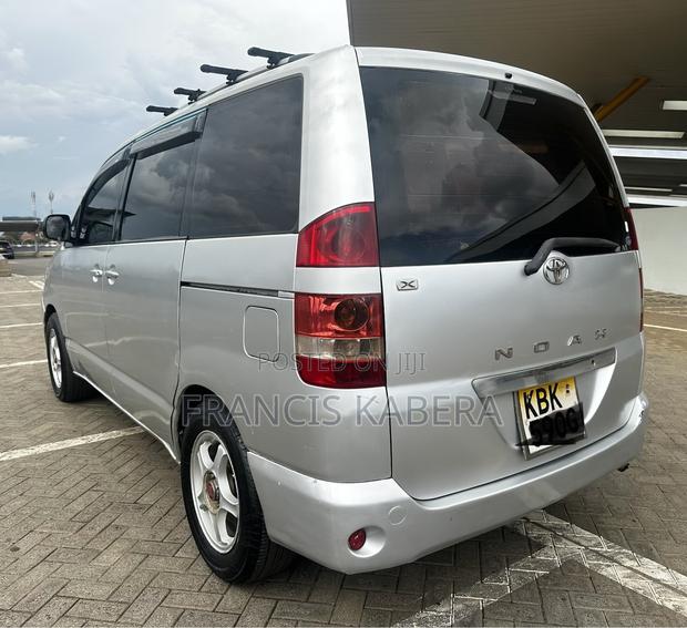 Toyota Noah 2.0 AWD (8 Seater) 2005 Silver