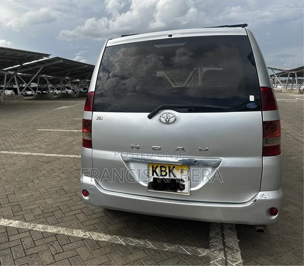 Toyota Noah 2.0 AWD (8 Seater) 2005 Silver