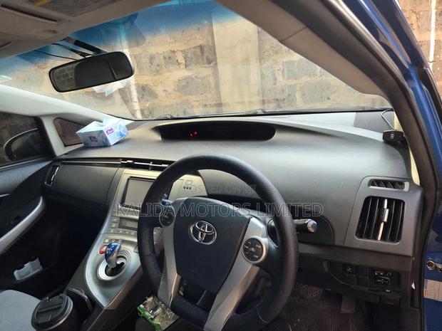 Toyota Prius Four 4dr Hatchback (1.8L 4cyl gas/electric hybrid CVT)