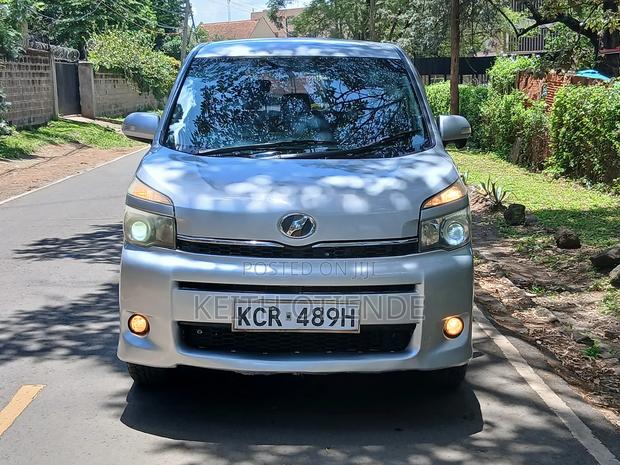 Toyota Voxy 2012 Silver