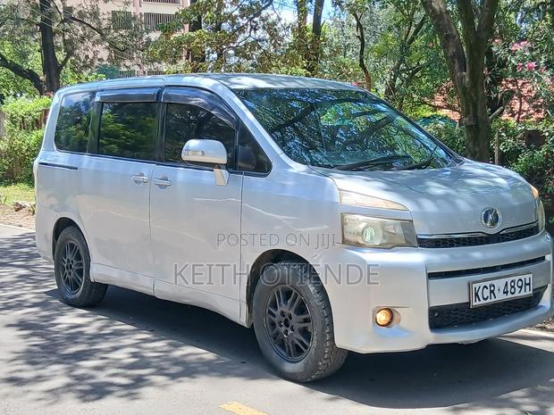 Toyota Voxy 2012 Silver
