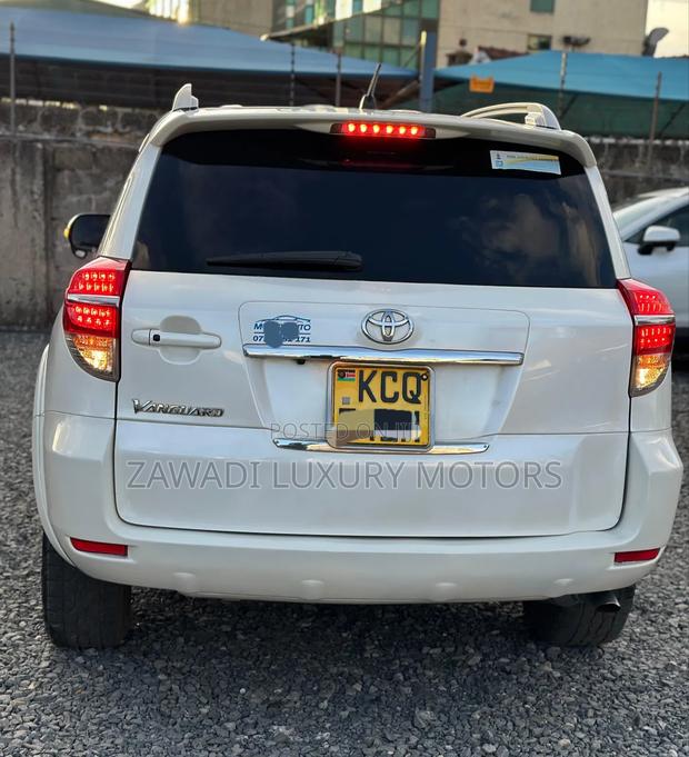 Toyota Vanguard 2012 White