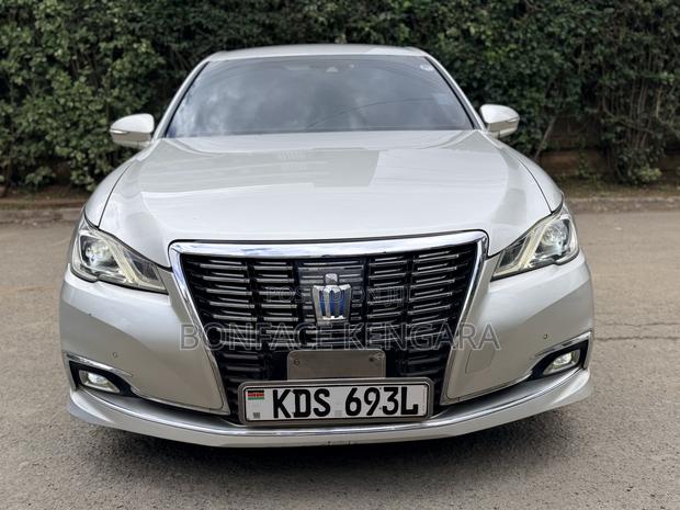 Toyota Crown 2018 Silver