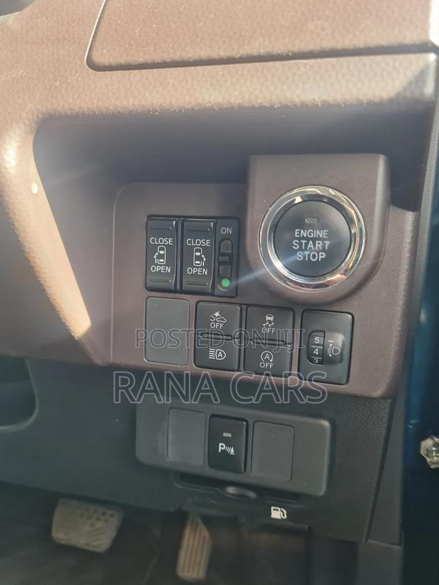 Toyota Roomy 2019 Blue