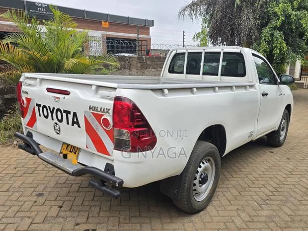 Toyota Hilux 2024 White