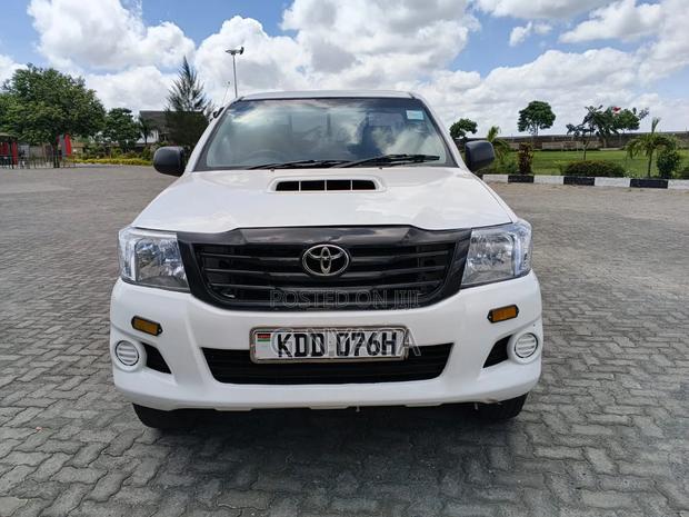 Toyota Hilux 2013 White
