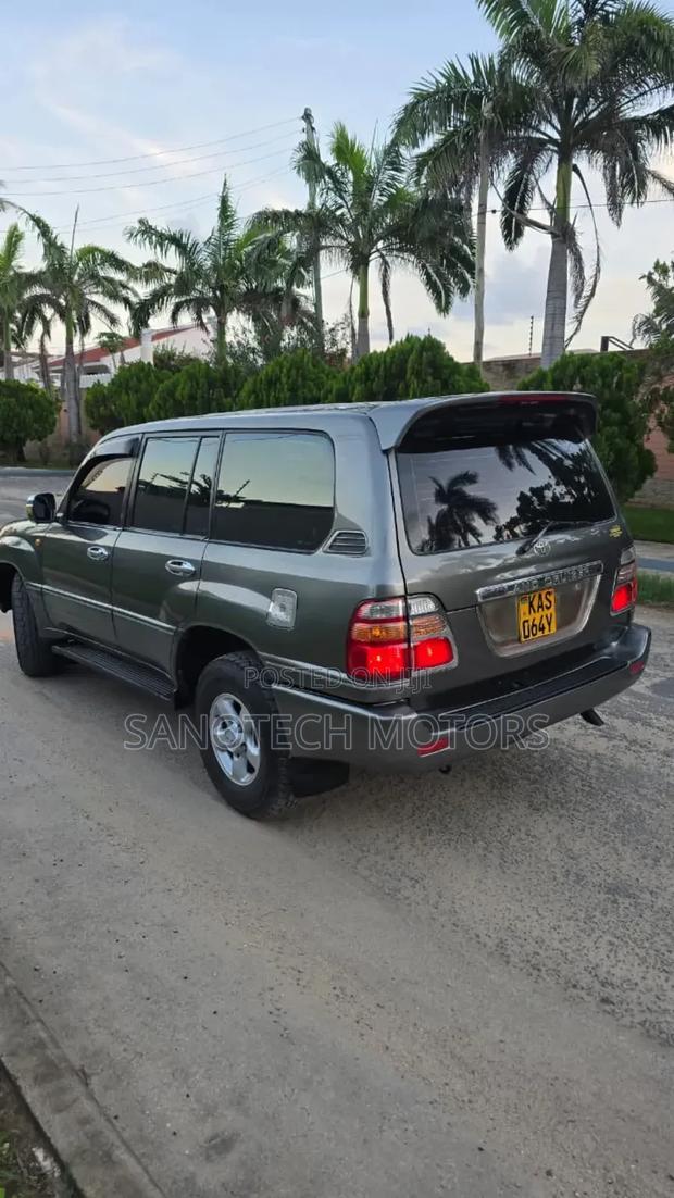 Toyota Land Cruiser 2005 Gray