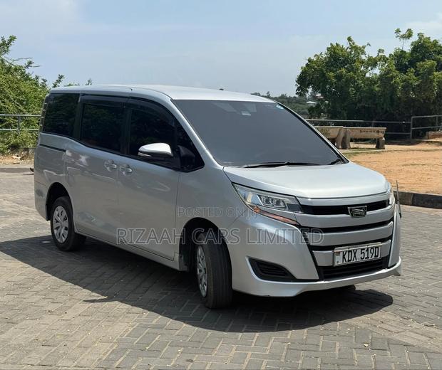 Toyota Noah 2018 Silver