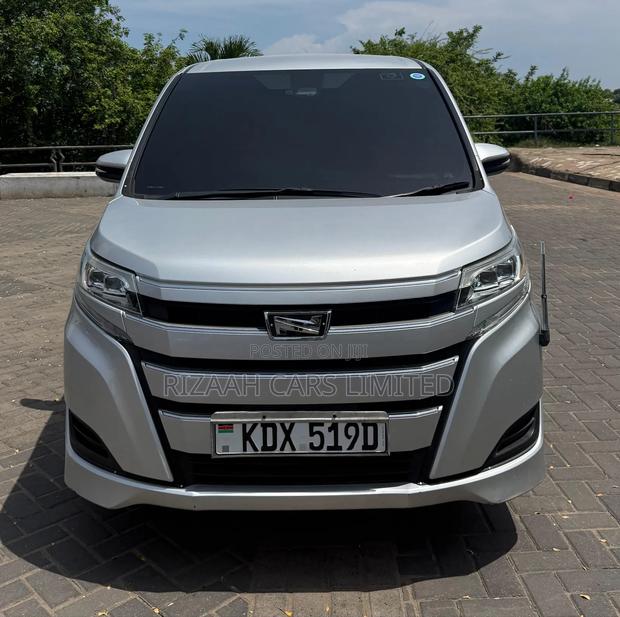 Toyota Noah 2018 Silver