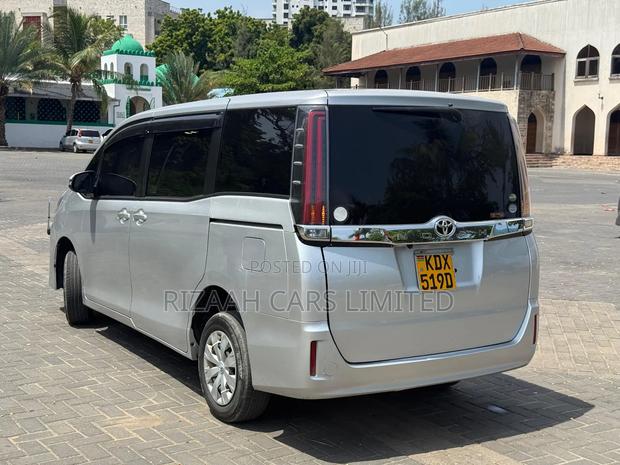 Toyota Noah 2018 Silver