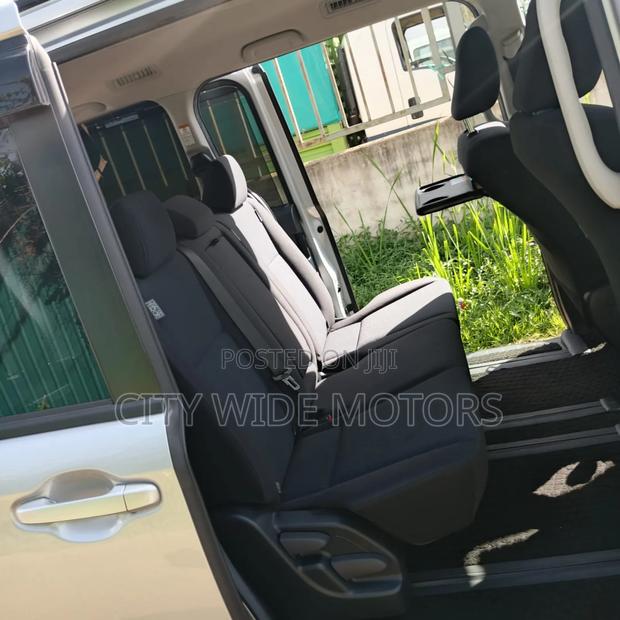 Toyota Voxy 2018 Silver