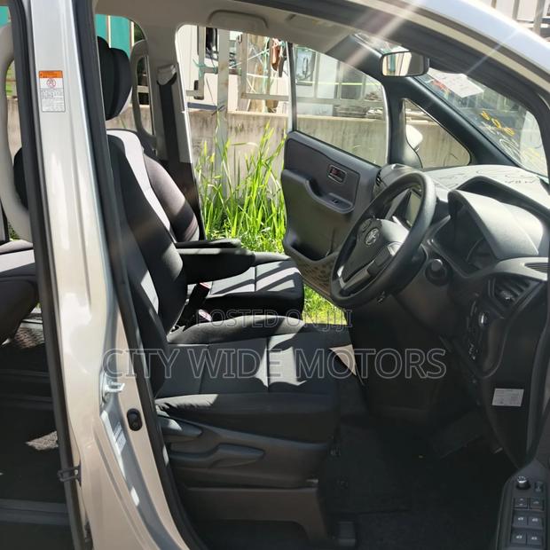 Toyota Voxy 2018 Silver