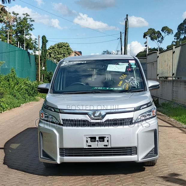 Toyota Voxy 2018 Silver