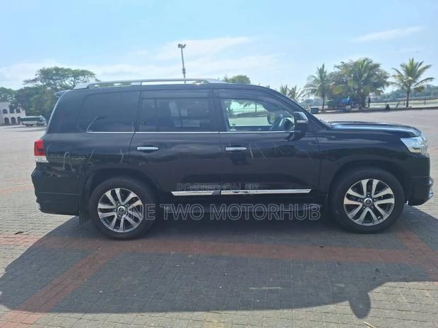 Toyota Land Cruiser 4.6 V8 ZX 2019 Black