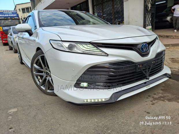 Toyota Camry Hybrid XLE 2023 White