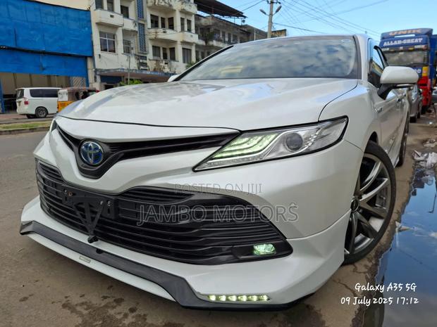 Toyota Camry Hybrid XLE 2023 White