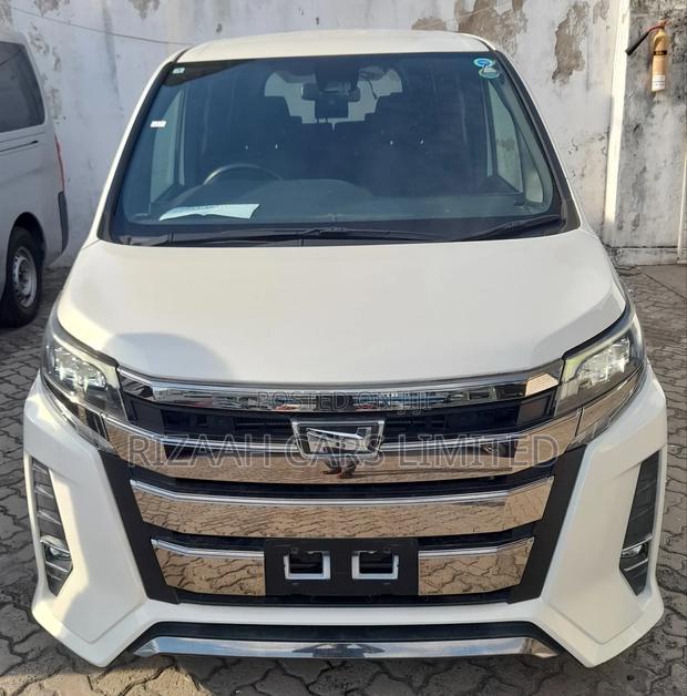 Toyota Noah 2.0 AWD (7 Seater) 2018 White