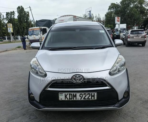Toyota Sienta 2016 Silver