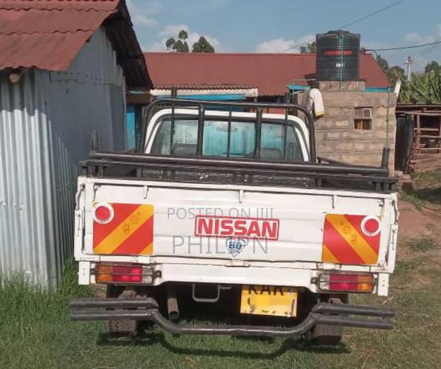 Nissan Hardbody 2005 White