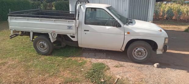 Nissan Hardbody 2005 White
