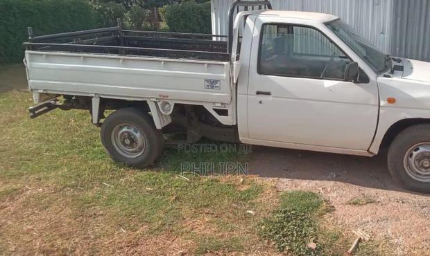 Nissan Hardbody 2005 White