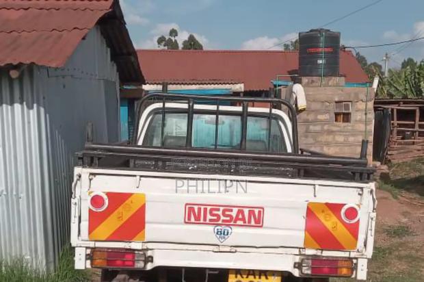 Nissan Hardbody 2005 White