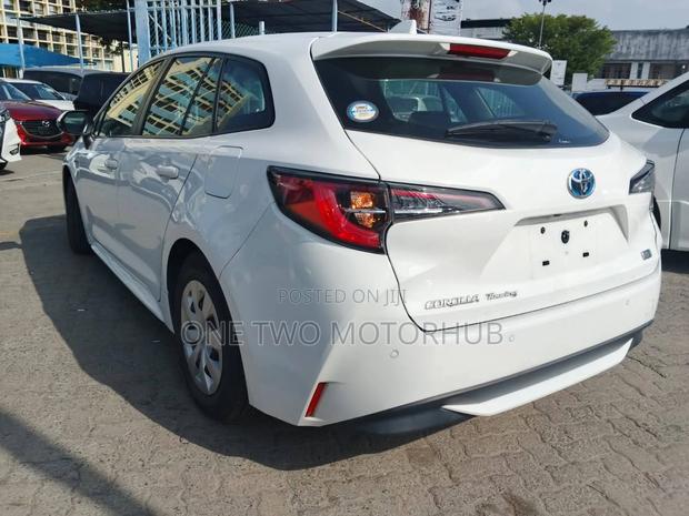 Toyota Corolla Hybrid 2023 White