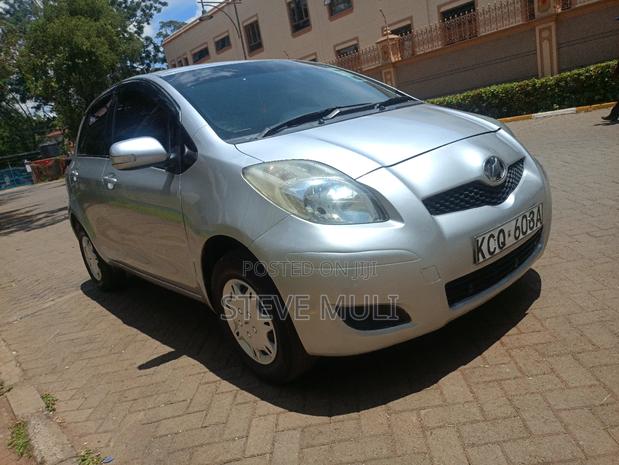 Toyota Vitz 1.3 FWD 5dr 2011 Silver
