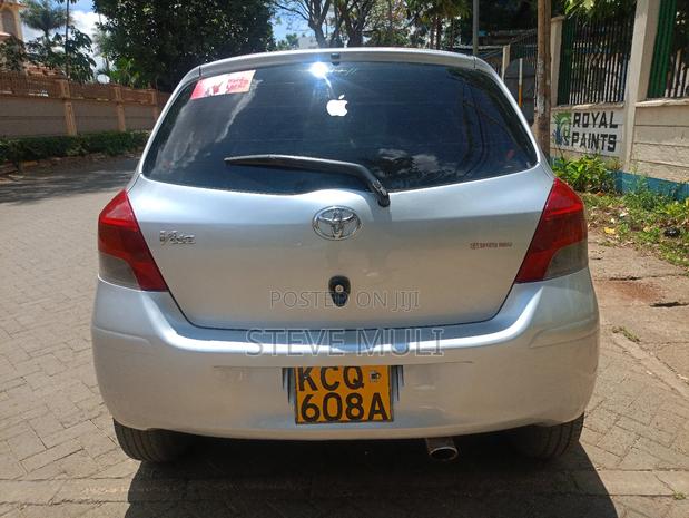 Toyota Vitz 1.3 FWD 5dr 2011 Silver