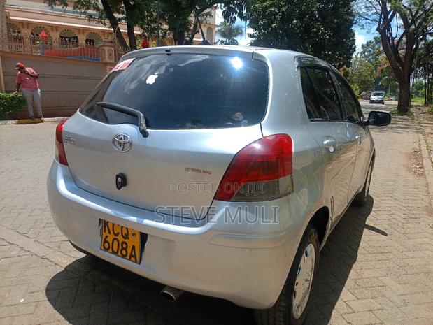Toyota Vitz 1.3 FWD 5dr 2011 Silver