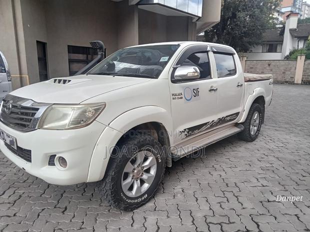 Toyota Hilux SR 4x4 2017 White