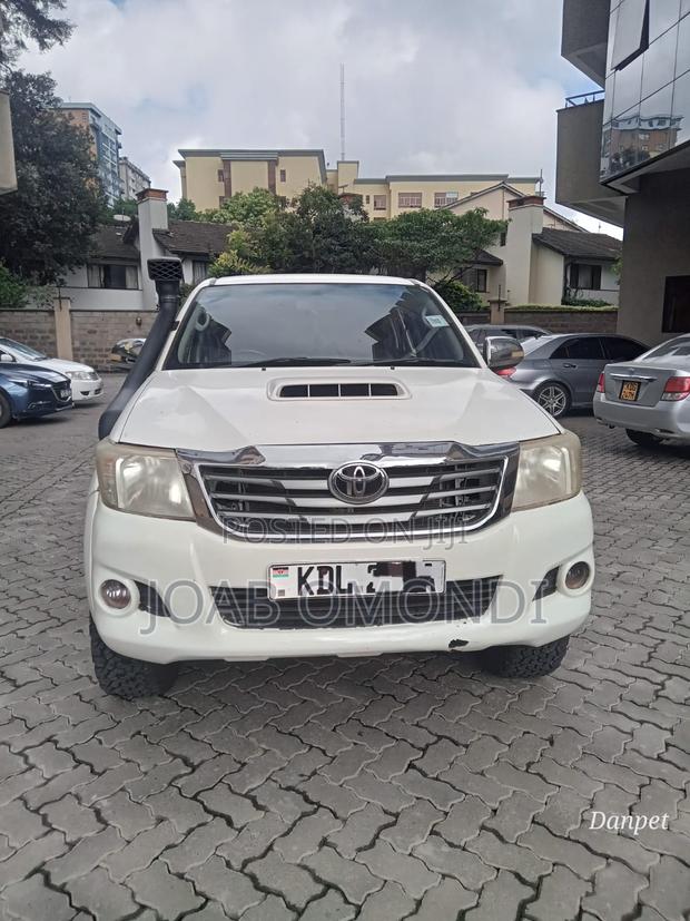 Toyota Hilux SR 4x4 2017 White