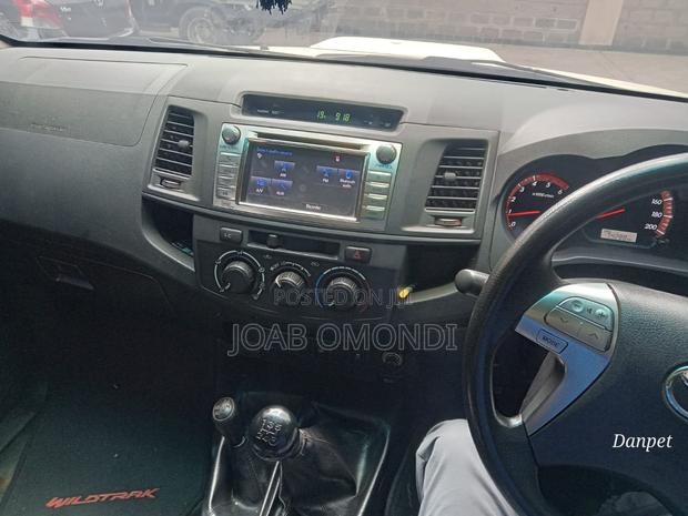 Toyota Hilux SR 4x4 2017 White