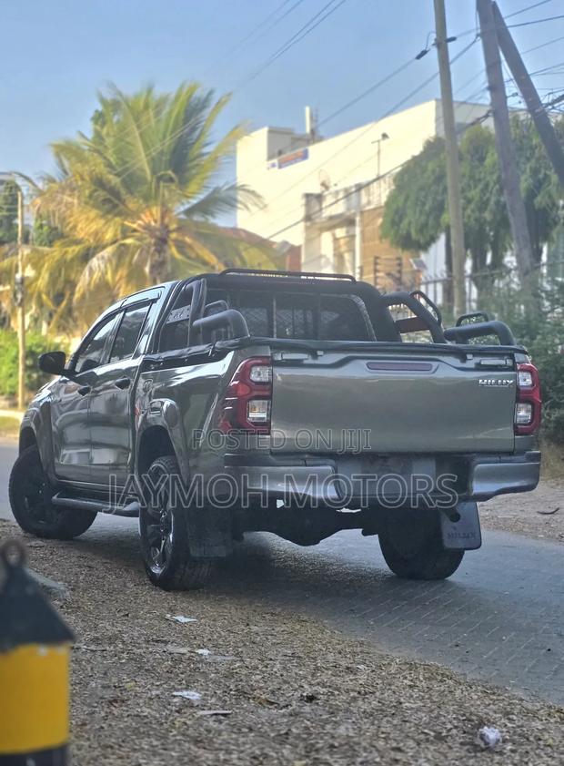 Toyota Hilux 2021 Brown