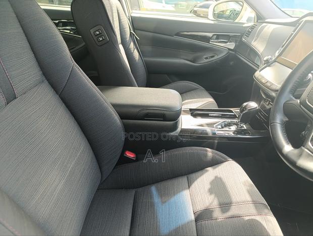 Toyota Crown 2018 Pearl