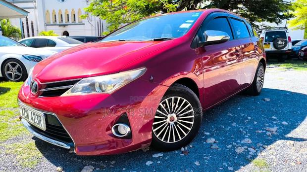 Toyota Auris 2013 Red