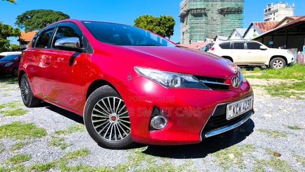 Toyota Auris 2013 Red