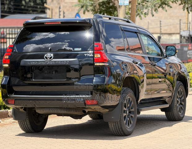 Toyota Land Cruiser Prado 2.8 2022 Black