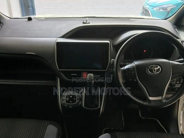 Toyota Voxy 2019 Pearl